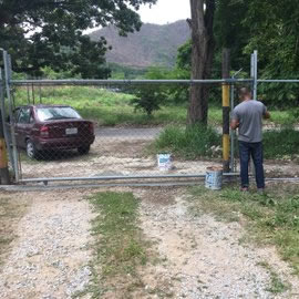 Reparación del portón gracias a los amigos Vicente y Dario Ciccola